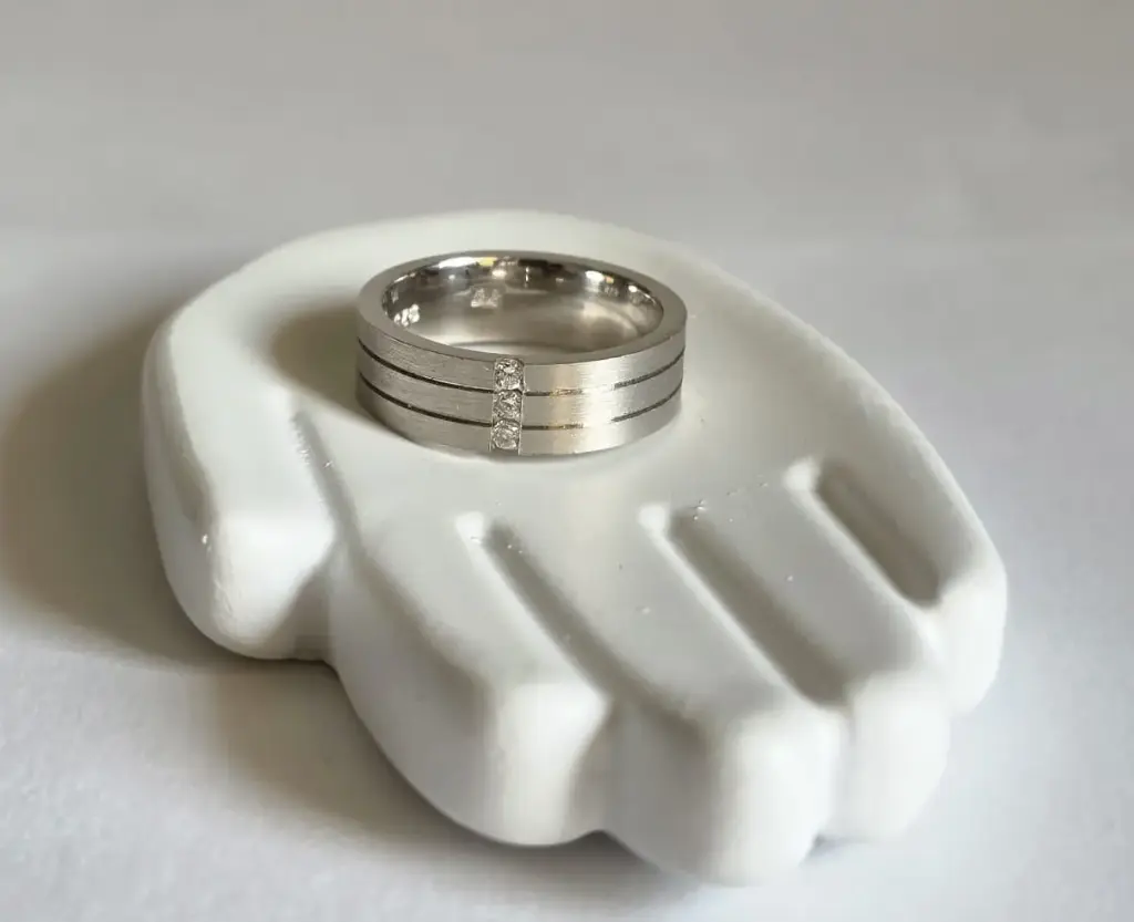 Modern silver bracelet with elegant design