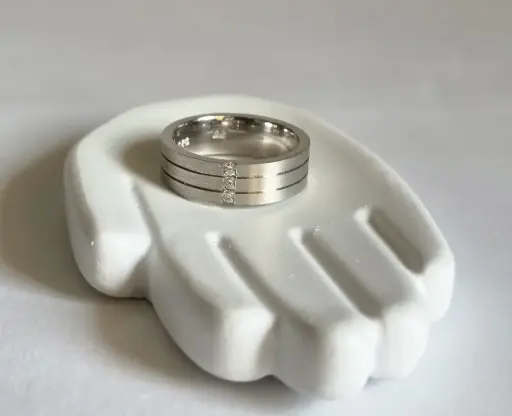 Modern silver bracelet with elegant design